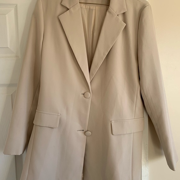 SOLD * Cream boohoo blazer / dress belted - Picture 2 of 4